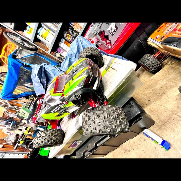 My collection of rc cars I hate to sell but n need of a new truck a real one - Picture 2 of 11